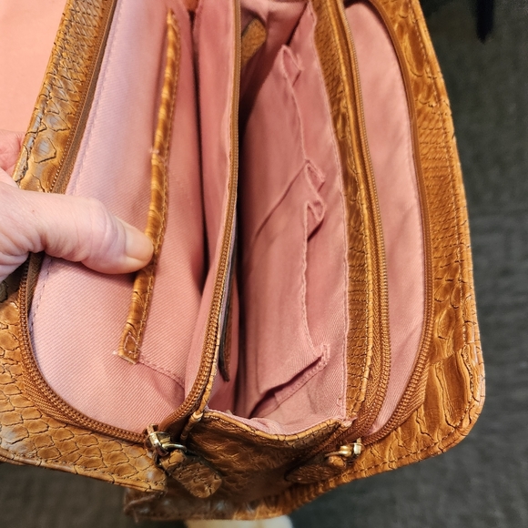 Liz Claiborne faux leather alligator hand bag. Looks New!! - Picture 2 of 2